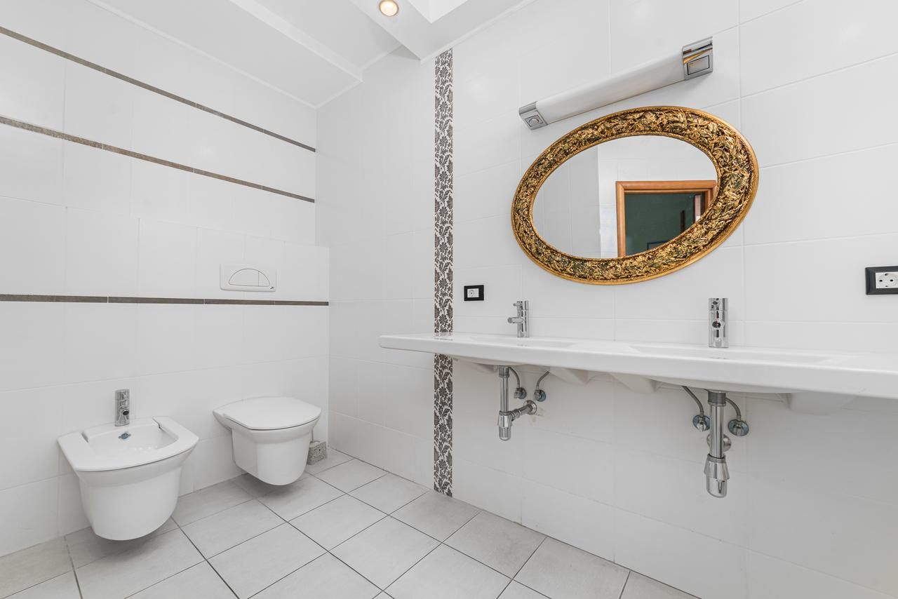 Апартаменты Deribasivska Vip 4-room Apartment Одесса-14