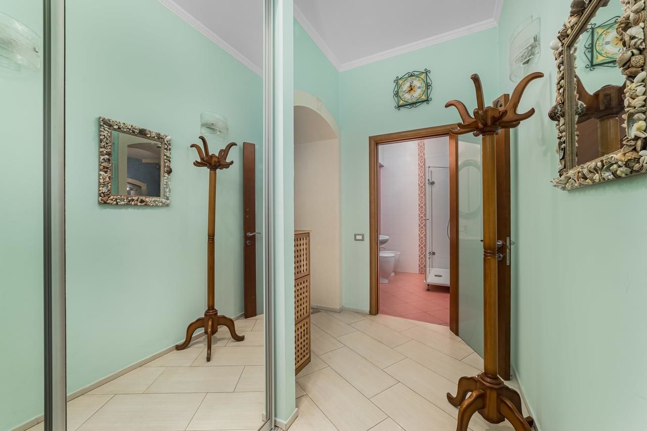 Апартаменты Deribasivska Vip 4-room Apartment Одесса-17